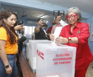 La precandidata presidencial del Partido Liberal, Maribel Espinoza, ejerció su voto este domingo en El Progreso, Yoro, y aprovechó el momento para responsabilizar a las Fuerzas Armadas de retrasar la apertura de varias urnas al no entregar material.