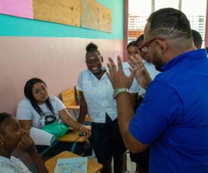 Personal de la OIM enseña a estudiantes sobre los riesgos de la migración irregular.