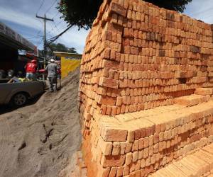 Los materiales más comunes para construir una vivienda son el ladrillo y el bloque, que tienen una gran variación de precios debido al uso de combustible y energía eléctrica para elaborarlos.