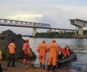 Derrumbe de puente en Brasil deja 8 muertos y 9 desaparecidos; buscan a víctimas en río Tocantins.