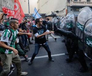 Con 103 detenidos y 20 heridos, la protesta en Buenos Aires se volvió violenta ante la represión policial. Los manifestantes exigían mejores condiciones para los jubilados y la continuidad de la moratoria previsional.