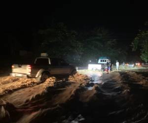 En la carretera que comunica las zonas de Olanchito- Sabá está incomunicada, tras el desbordamiento del río “Monga”. No hay paso para vehículos pesados de momento.