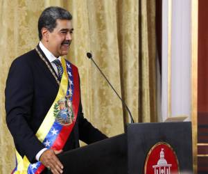 Nicolás Maduro tomó posesión como presidente de Venezuela para un nuevo período de seis años en una ceremonia cargada de polémicas por denuncias de fraude.