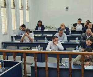 Los aspirantes a fiscal general y adjunto al momento de someterse a las pruebas psicométricas en la Sala de Juicios Orales de la Universidad Nacional Autónoma de Honduras (UNAH)