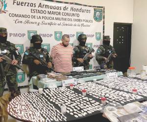 José Betanco junto a las evidencias que le incautaron durante el operativo de las Fuerzas Armadas.