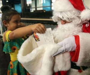 Durante la entrega de la carta, la pequeña Nazareth no podía dejar de ver el rostro de su personaje favorito, San Nicolás.