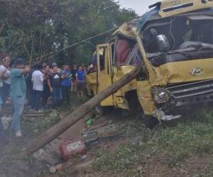 El bus volcó tras salirse de la carretera; hasta ahora no se conocen las causas del accidente.