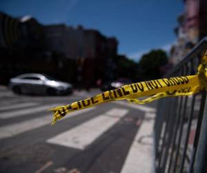 La cinta policial cuelga de una barricada en la esquina de las calles South y 3rd en Filadelfia, Pensilvania, el 5 de junio de 2022.