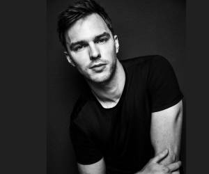 Nicholas Caradoc Hoult nació el 7 de diciembre de 1989 en Wokingham, Berkshire, Inglaterra.