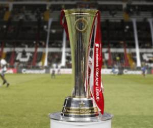 El Olimpia y el Alajuelense luchan por llevarse la copa de la Liga Concacaf.