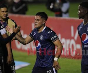 Con una sonrisa en su rostro, el futbolistas argentino se mostró feliz por su primer tanto en un clásico. El gol llegó en los minutos finales.