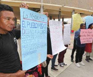 Este miércoles 4 de diciembre, integrantes de los pueblos indígenas de La Mosquitia realizaron una protesta en los bajos del Congreso Nacional, en contra de la decisión del gobierno de construir una megacárcel de emergencia en Mocorón.