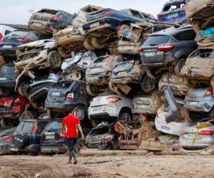 En Paiporta son cientos de vehículos los apilados que resultaron dañados y arrastrados por las fuertes inundaciones provocada por la DANA, especialmente en Valencia.