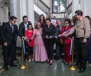 Junto a la presidenta de la Corte Suprema de Justicia (CSJ), Rebeca Ráquel Obando, vicecanciller de Política Exterior, Gerardo Zelaya y el asesor presidencial Manuel Zelaya, la presidenta Xiomara Castro inauguró el uso en conmemoración al golpe de Estado de 2009.