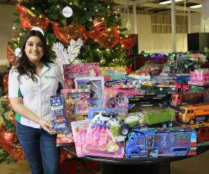 Jenifer García, coordinadora de Mercadeo de Acceso Financiero, realizó el donativo a la campaña de EL HERALDO.