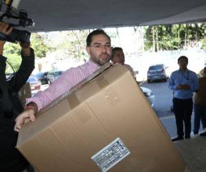 El diputado y precandidato liberal entregó varias cajas conteniendo algodón al Hospital Escuela.