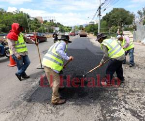 En varios puntos de la capital se realizan estos trabajos de bacheo.