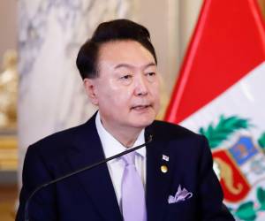 Prohíben al presidente surcoreano abandonar el país mientras lo investigan.