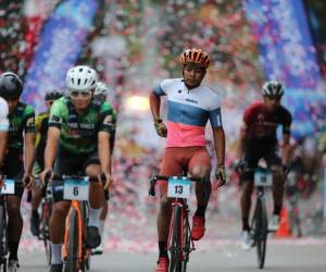 Tegucigalpa se llenó de emoción este domingo 24 de noviembre con el inicio de la decimotercera edición de la Vuelta Ciclística de EL HERALDO.