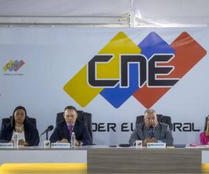 Fotografía de archivo en donde se ven, de izquierda a derecha, los miembros de la directiva del Consejo Nacional Electoral (CNE), Aime Nogal, Carlos Quintero, Elvis Amoroso, Rosalba Gil y Juan Carlos Delpino, en Caracas (Venezuela).