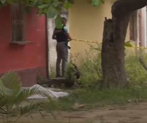 El cuerpo de la víctima quedó tendido frente a una vivienda.