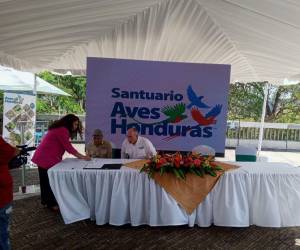 Oliver Komar (derecha), presidente de la organización Aves Honduras al firmar el convenio con uno de los propietarios de los nuevos santuarios de aves para proteger y conservar las reservas naturales.