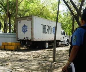 Los dos cuerpos fueron ingresados a la morgue móvil de San Pedro Sula.