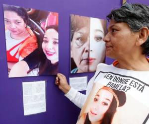 María del Carmen Volante, madre de la joven desaparecida Guadalupe Pamela Gallardo Volante, posa junto a una galería a las afueras de la Fiscalía General de Justicia (FGJ).