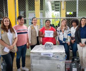 Las mujeres beneficiadas con capital semilla para fortalecer los emprendimientos, recibieron artículos que ayudarán a fortalecer los pequeños negocios en el sector Rivera Hernández de San Pedro Sula.