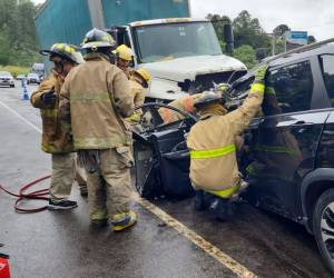 El Cuerpo de Bombero luchó para liberar al conductor, el cual presentaba múltiples heridas que le ocasionaron la muerte.