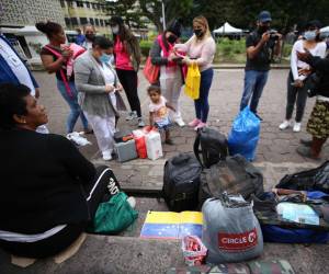 Un grupo de migrantes de Venezuela recibe vacunas anticovid. Los venezolanos vendían bombones para el pasaje.