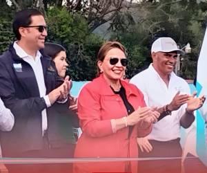 La presidenta de Honduras inauguró la cancha número 60 de su mandato.