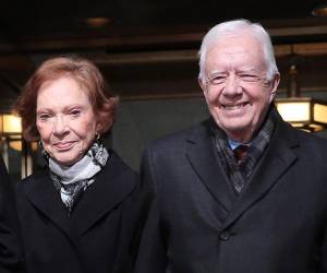 Rosalynn y Jimmy Carter compartieron una vida juntos marcada por un amor duradero, desde su conexión en la infancia hasta un matrimonio ejemplar que se extendió por 77 años, dejando un legado de compromiso y unidad.