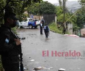 Los vecinos del lugar taparon el cuerpo con una manta roja, mientras los miembros de la Policía Nacional se trasladaban al lugar.