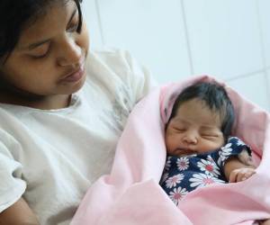 Nathalie, el primer bebé nacido en 2025 en el Materno Infantil, en brazos de su joven madre.