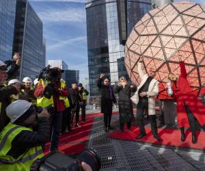 El reconocido rapero y compositor Pitbull participó en una de las tradiciones más emblemáticas de Nueva York al colocar el último cristal en la icónica bola de Times Square. Aquí las imágenes del mágico momento.