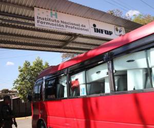 En buses de la ruta de la colonia Suyapa-UNAH- Hospital Escuela y el anillo periférico- Ulloa- UTH, las maletas fueron ingresadas este lunes 10 de marzo, luego de que millones de hondureños llegaran a votar por su candidato a preferencia.