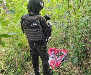 Miembros de la Fuerza Naval de Honduras (FNH) resguardan parte de las armas encontradas e incautadas dentro de una vivienda ubicada en la comunidad de Ibat del municipio de Puerto Lempira, Gracias a Dios.