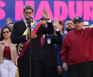 El líder chavista Nicolás Maduro (c) participa en un acto público en Caracas, Venezuela.