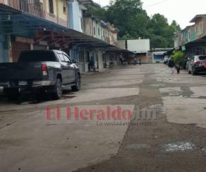 Ante el riesgo por inundaciones, decenas de vendedores se han visto obligados a cerrar sus negocios para poner a salvo sus vidas.