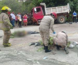 La volqueta quedó a orilla de la calle, disparando al pavimento los cuerpos de varias personas que se trasladaban en la paila.