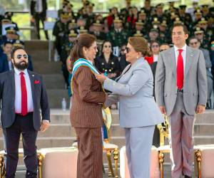 La presidenta de la República, Xiomara Castro, le colocó una banda a la ministra de Defensa, Rixi Moncada, por la labor al frente de esa secretaría.