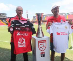 Los técnicos de Alajuelense, Fabián Coito y de Olimpia, Pedro Troglio posaron junto a la copa que uno de los equipos levantará mañana miércoles.