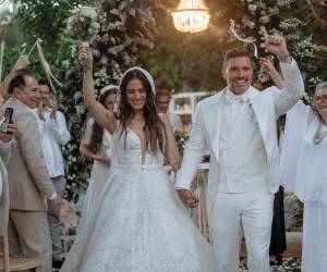 El actor Julián Gil selló su amor en matrimonio con la periodista Valeria Marín en una íntima celebración que tuvo lugar en Cidra, Puerto Rico, rodeados de sus seres queridos más cercanos. Aquí, los detalles del evento.