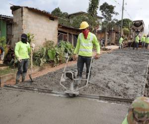 Los trabajadores inician la pavimentación de los primeros tramos de la carretera de la aldea de Azacualpa en el municipio del Distrito Central, Francisco Morazán.