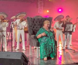 La icónica cantante mexicana Paquita la del Barrio vuelve a ser tema de conversación, esta vez por motivos de salud. Un video que circula en redes sociales, donde se le ve utilizando oxígeno durante una firma de autógrafos, ha despertado la preocupación de sus seguidores.