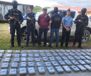 Agentes de la Policía Nacional capturaron a José Teonilo Lezama Castro, cuando transportaba 77 kilos de cocaína en un vehículo pick up en El Progreso, Yoro.