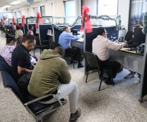 Muchas personas llegan a realizar trámites y conocer sus saldos a pagar en las oficinas de la Gerencia de Atención al Ciudadano, ubicadas en el centro de Tegucigalpa. Se tienen habilitadas muchas ventanillas para que las personas sean atendidas con rapidez.