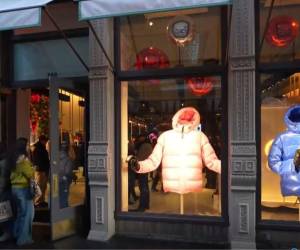 Una famosa tienda Nueva York se ha sumado a la tendencia viral creada por el presidente electo Donald Trump, durante la campaña electoral, en la que aparecía en escena ejecutando pasos de un particular baile.