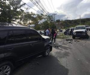 En el anillo periférico a inmediaciones de la colonia Satélite al sur de la capital, varios vehículos colisionaron y las pérdidas fueron materiales.